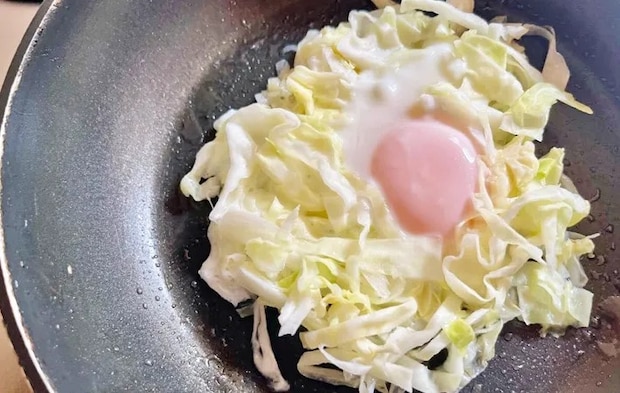 『キャベツの目玉焼き』を作る写真（撮影：エニママ）
