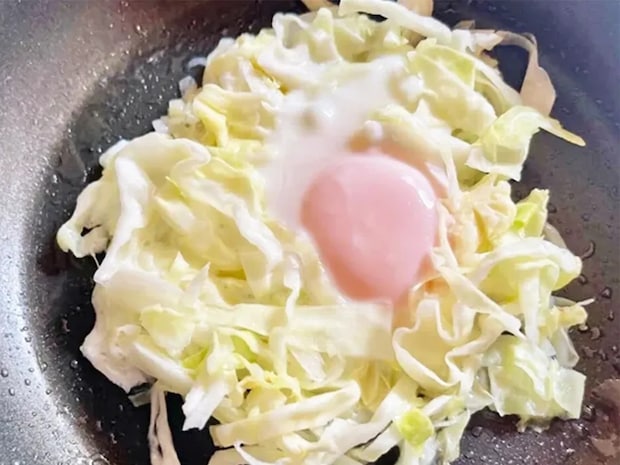 卵1個とキャベツ2枚で作る! 目玉焼きの意外な食べ方に「息子がモリモリ食べた」