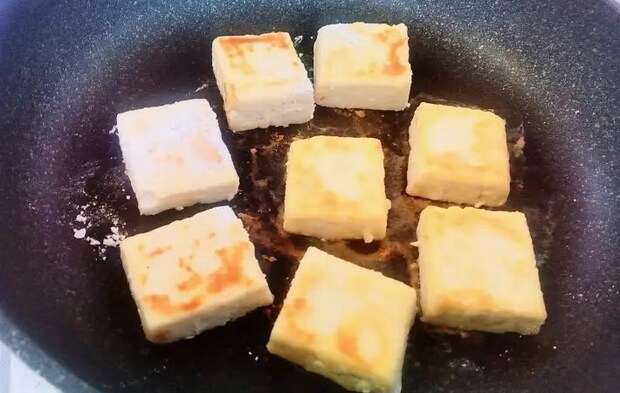 豆腐を焼いている様子