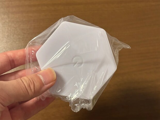 ダイソーの『六角形タッチライト』、3つ繋げると…？「220円とは思えないほどオシャレ！」