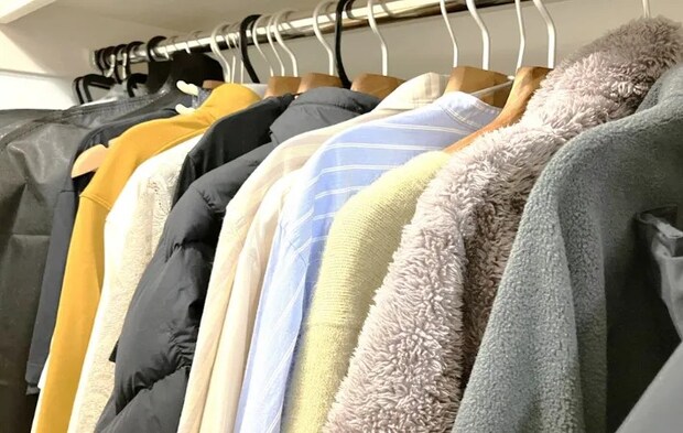 クローゼットに収納された洋服