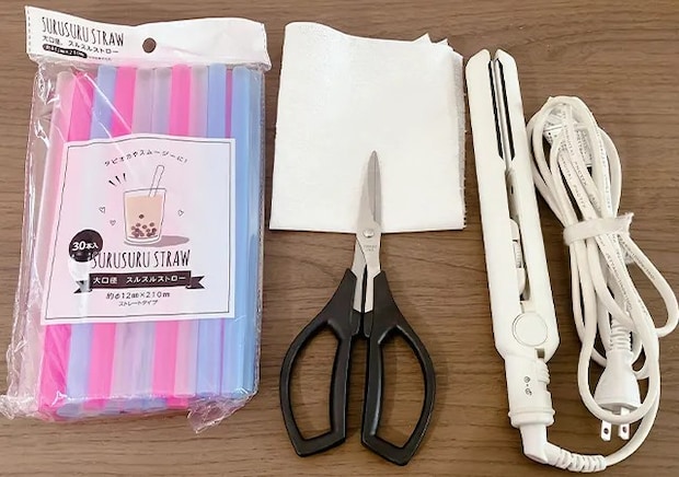タピオカストロー。アイロン、キッチンペーパー、ハサミ（撮影：grape編集部）