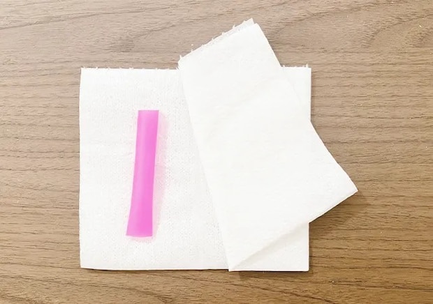 タピオカストローとキッチンペーパー（撮影：grape編集部）