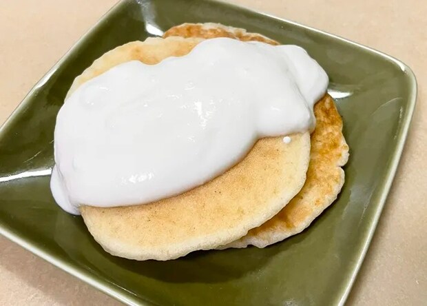 ヨーグルトをかけたホットケーキの写真（撮影：grape編集部）