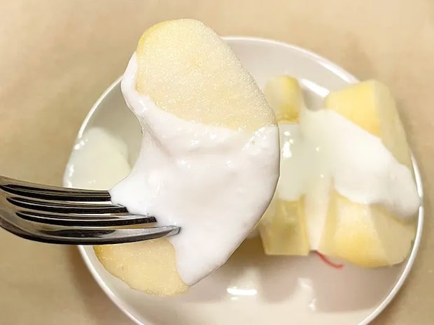 ヨーグルトをかけたリンゴの写真（撮影：grape編集部）