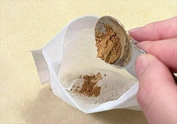 ティーバッグにシナモンパウダーを入れる写真（撮影：grape編集部）