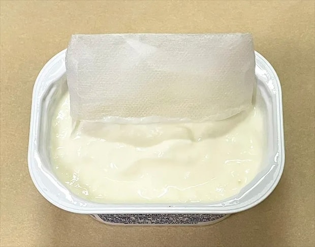 ヨーグルトにティーバッグを入れる写真（撮影：grape編集部）