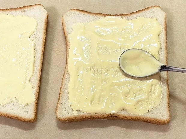 トーストにマヨネーズを塗る写真（撮影：grape編集部）