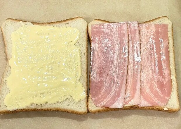 トーストにベーコンをのせた写真（撮影：grape編集部）