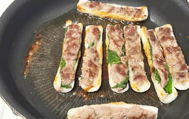 『ちくわのひき肉詰め』を作る写真（撮影：エニママ）