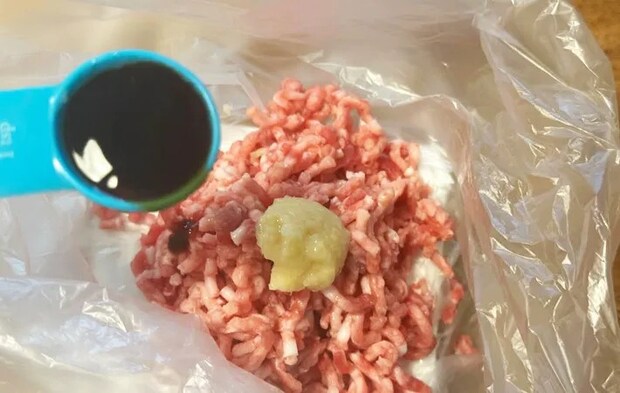 『ちくわのひき肉詰め』を作る写真（撮影：エニママ）