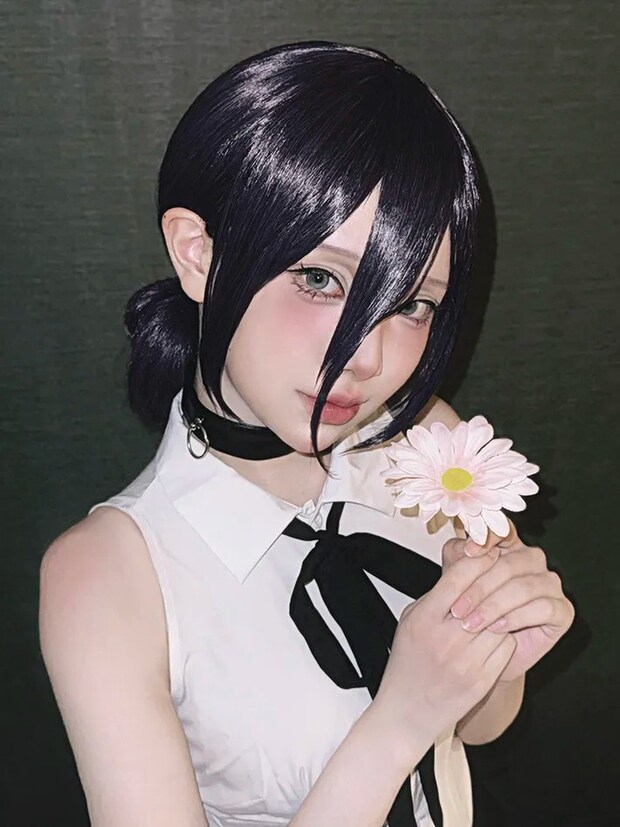 レゼに扮する女性の写真