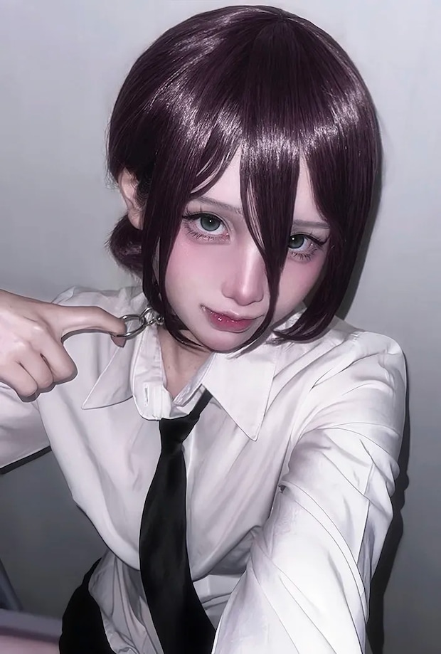 レゼに扮する女性の写真