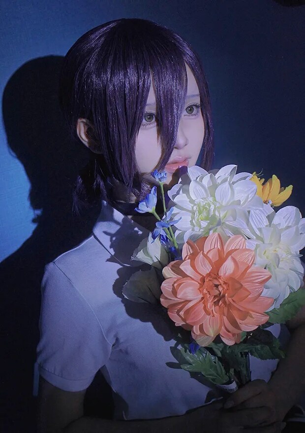 レゼに扮する女性の写真