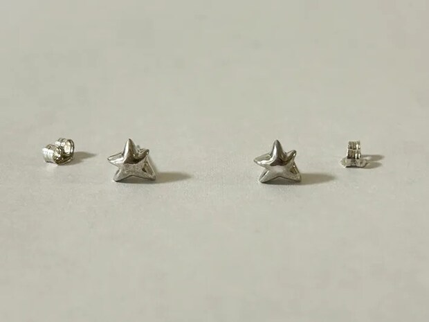 シルバーピアスの写真（撮影：grape編集部）