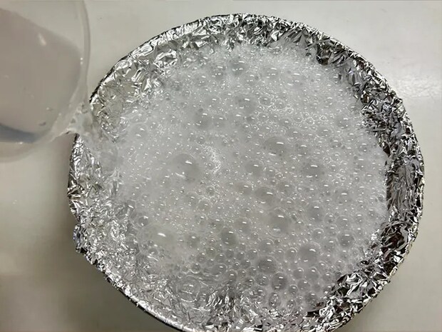 熱湯を注ぐ写真（撮影：grape編集部）