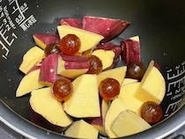 切ったサツマイモと『飴』を炊飯器に入れたら…　できた一品に「箸が止まらなくなった」