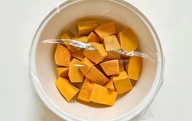 『カボチャマッシュ』を作る写真（撮影：エニママ）