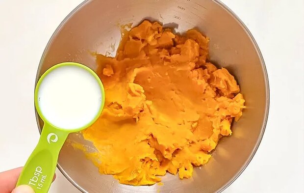 『カボチャマッシュ』を作る写真（撮影：エニママ）