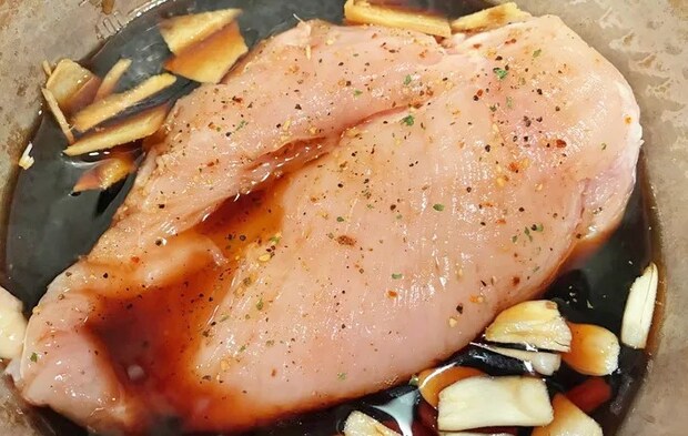 『ポン酢チャーシューチキン』を作る写真（撮影：エニママ）