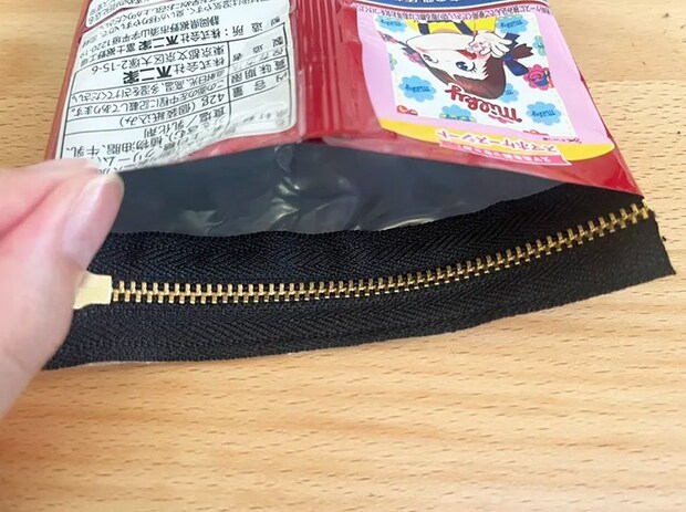 お菓子の袋で作るポーチの作り方（撮影：grape編集部）