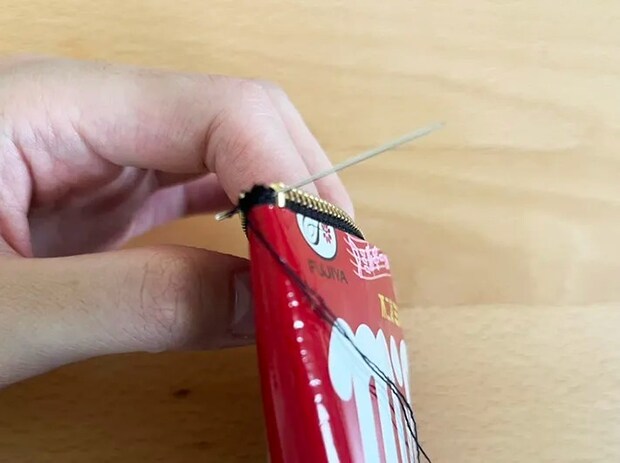 お菓子の袋で作るポーチの作り方（撮影：grape編集部）