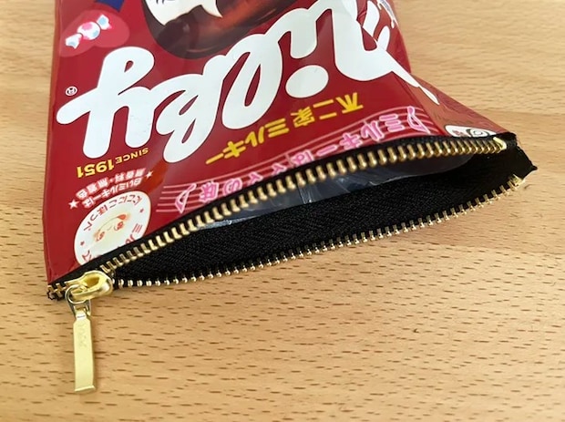 お菓子の袋で作るポーチの作り方（撮影：grape編集部）
