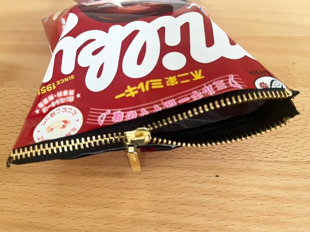 ハロウィンデザインのお菓子袋、捨てる前に! ダイソー商品でポーチにリメイク