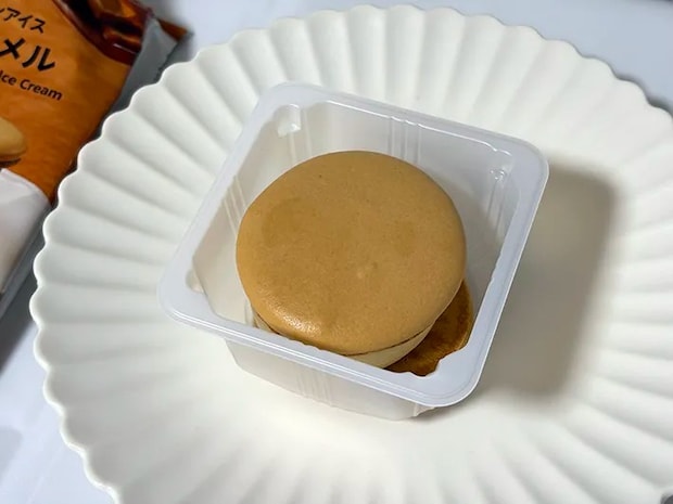 『マカロンアイス キャラメル』の画像（撮影：grape編集部）