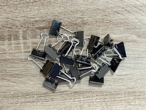 【収納術】ダイソーのダブルクリップで挟んだものとは…　活用法に「悩みが解決した！」