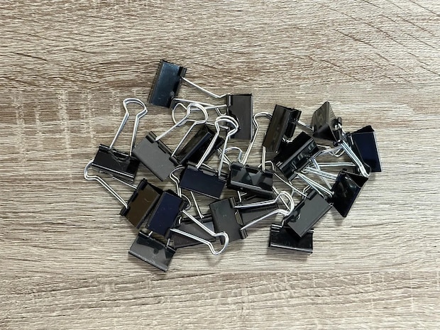 【収納術】ダイソーのダブルクリップで挟んだものとは… 活用法に「悩みが解決した!」