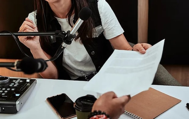 ラジオの原稿を渡す写真