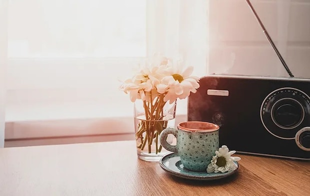 テーブルの上のラジオの写真