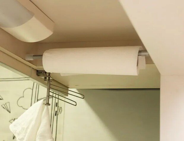 つっぱり棒に吊るしたキッチンペーパーの写真（撮影：grape編集部）