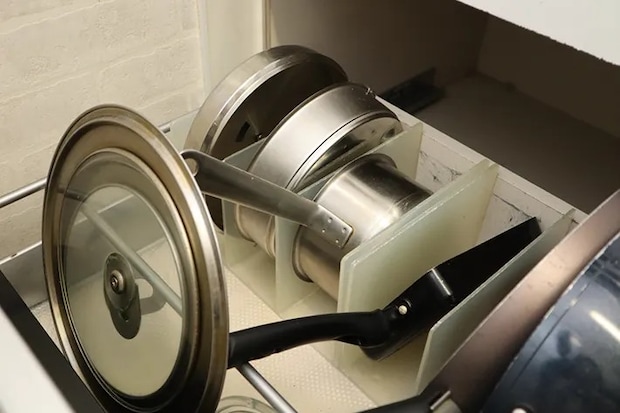 ブックエンドで立てて並べたフライパンの写真（撮影：grape編集部）