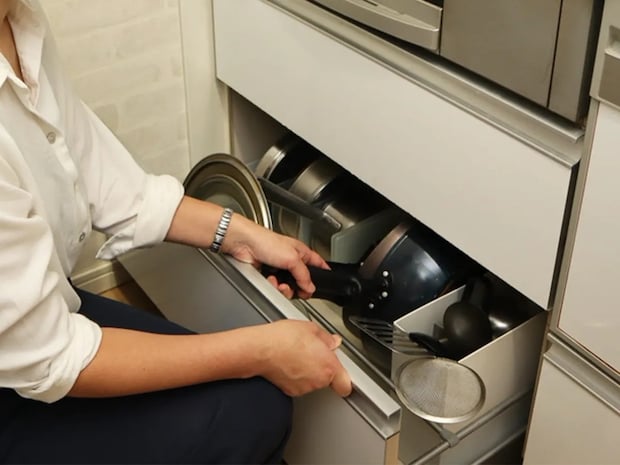 「キッチンが使いにくい…」を解決 つっぱり棒やブックエンドを駆使した『収納術』に「この手があったか」