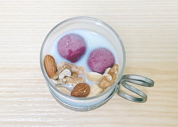 『アイスの実』にナッツや牛乳を入れた写真（撮影：grape編集部）