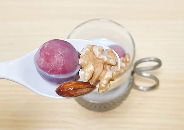 『アイスの実』とナッツの写真（撮影：grape編集部）