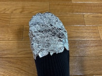 アルミホイルを足先に巻くと…？　意外な活用法を実践！