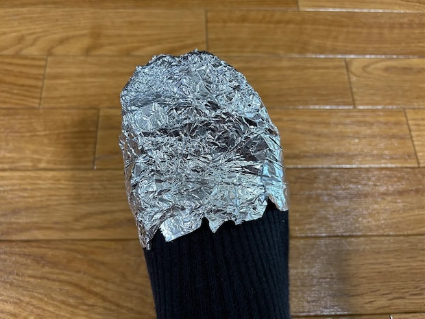アルミホイルを足先に巻くと…？　意外な活用法を実践！