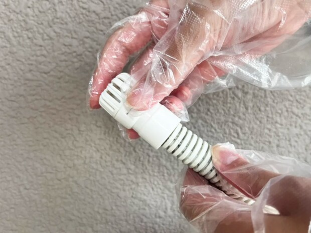 【ゴキブリ対策】ダイソーの防虫キャップをつけてみたら… 『ポコポコ音』も解消して一石二鳥!