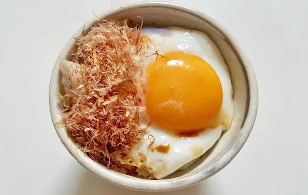 『おかかの目玉焼き丼』の完成写真（撮影：エニママ）