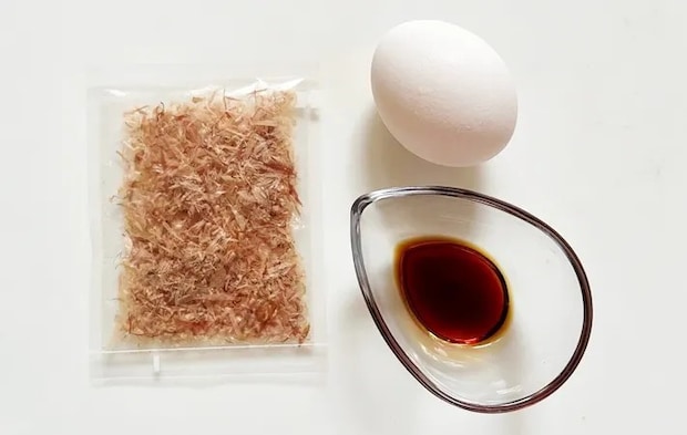 『おかかの目玉焼き丼』の材料写真（撮影：エニママ）