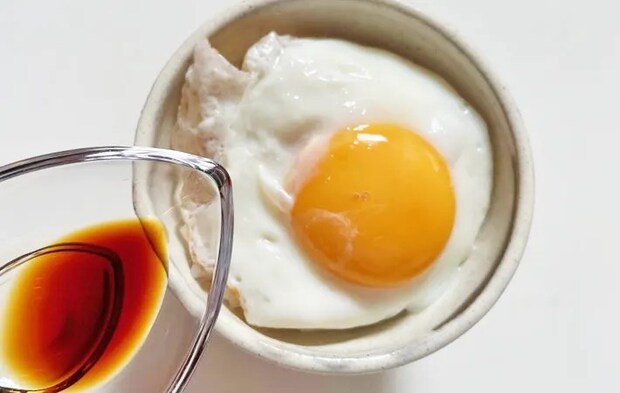 『おかかの目玉焼き丼』を作る写真（撮影：エニママ）