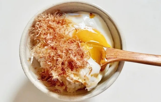 『おかかの目玉焼き丼』の完成写真（撮影：エニママ）