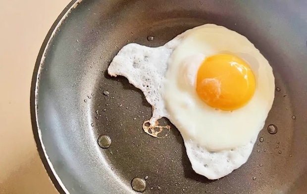 『おかかの目玉焼き丼』を作る写真（撮影：エニママ）
