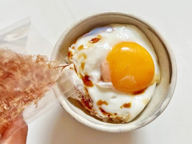 卵1個で完成！　子供がハマる『おかかの目玉焼き丼』の作り方