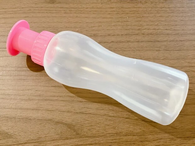 ペットボトルみたいな容器を振ったら…まさかの結果に!