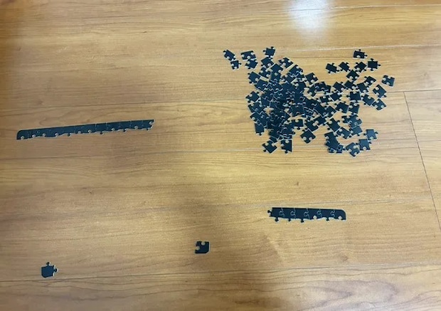 ダイソーの黒いパズル（撮影:grape編集部）