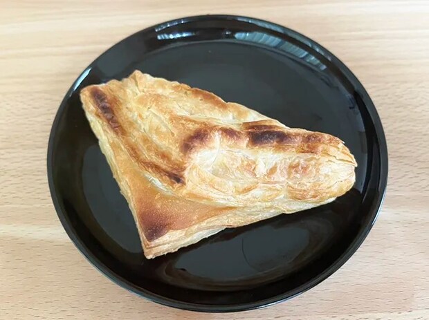 『７プレミアム　三角おさつパイ　２個入』の写真（撮影：grape編集部）